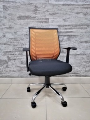 Кресло Barneo K-138 для персонала (черная ткань оранжевая сетка) в Уфе - ufa.ok-mebel.com | фото 1